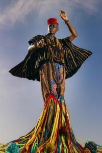 Homme en tenue traditionnelle africaine